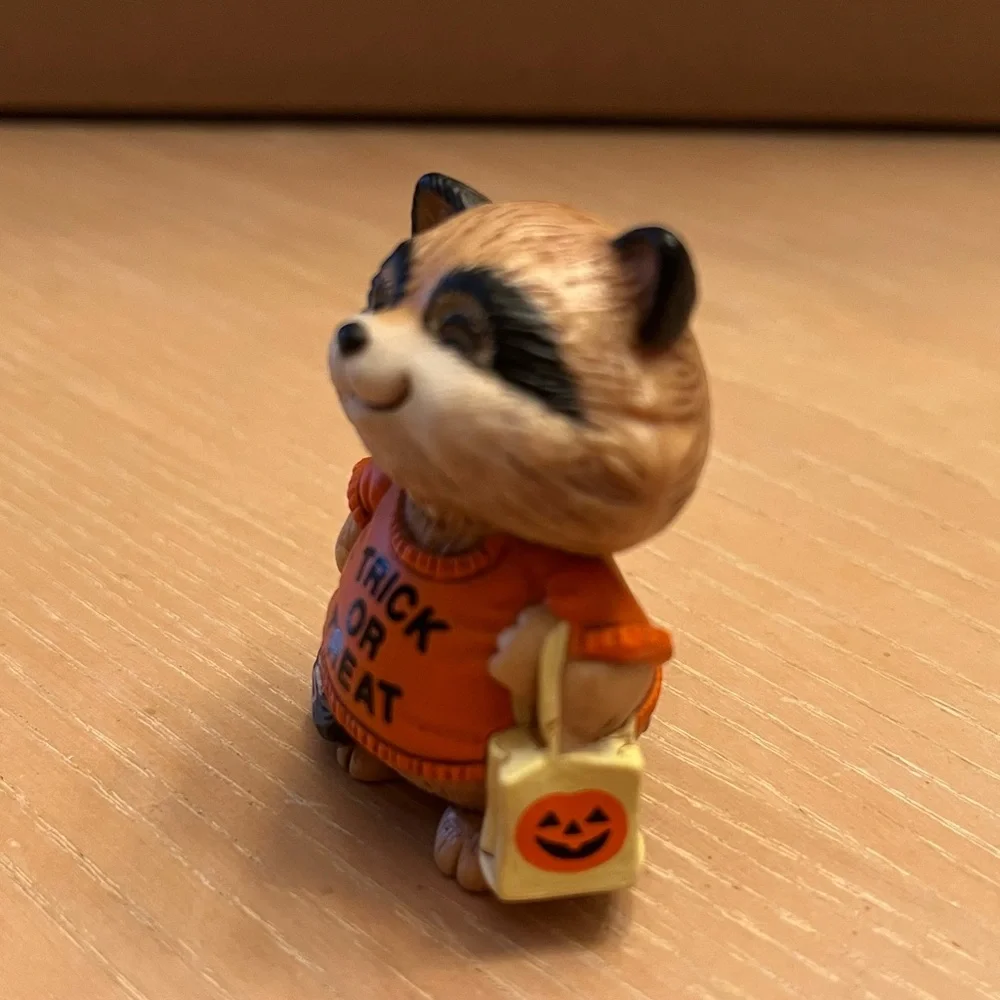 Hallmark vintage Merry Miniatures Halloween “Shirt Tales” figurine from 1983. - Picture 4 of 7